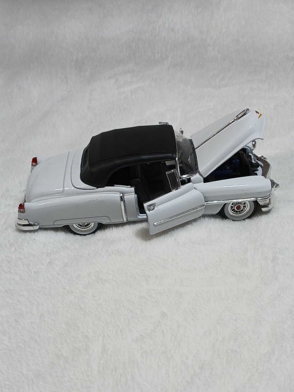Welly 1953 Cadillac Eldorado Convertible diecast model - Picture 7 of 13